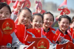 扬州：千名学生齐摆“70”字样迎国庆