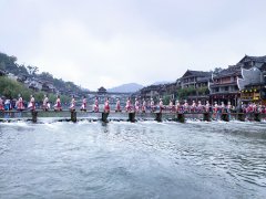 凤凰民俗摄影双年展、苗族银饰服饰文化节在湖南凤凰开幕